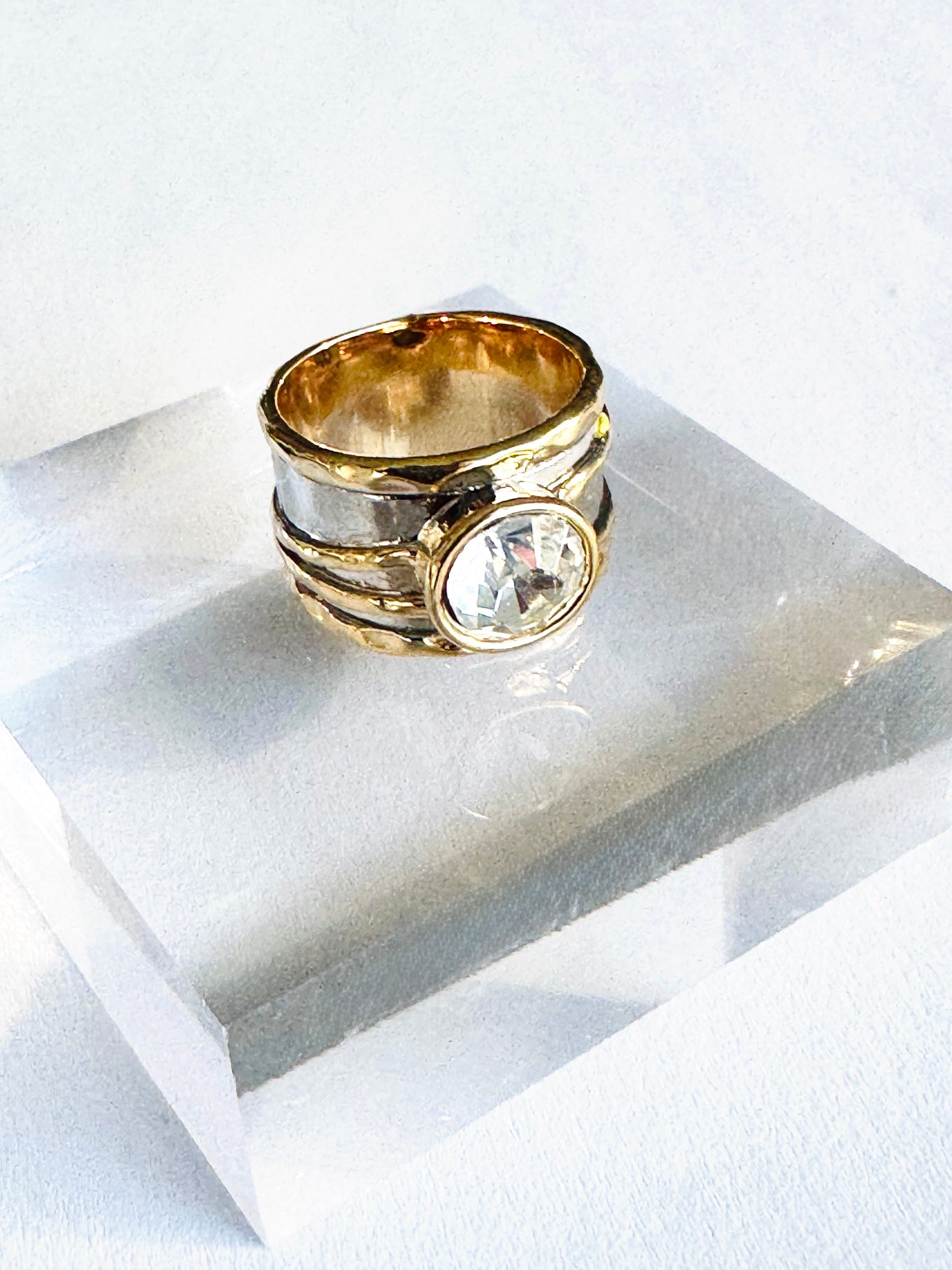 Anillo Grueso Martillado con Circonia