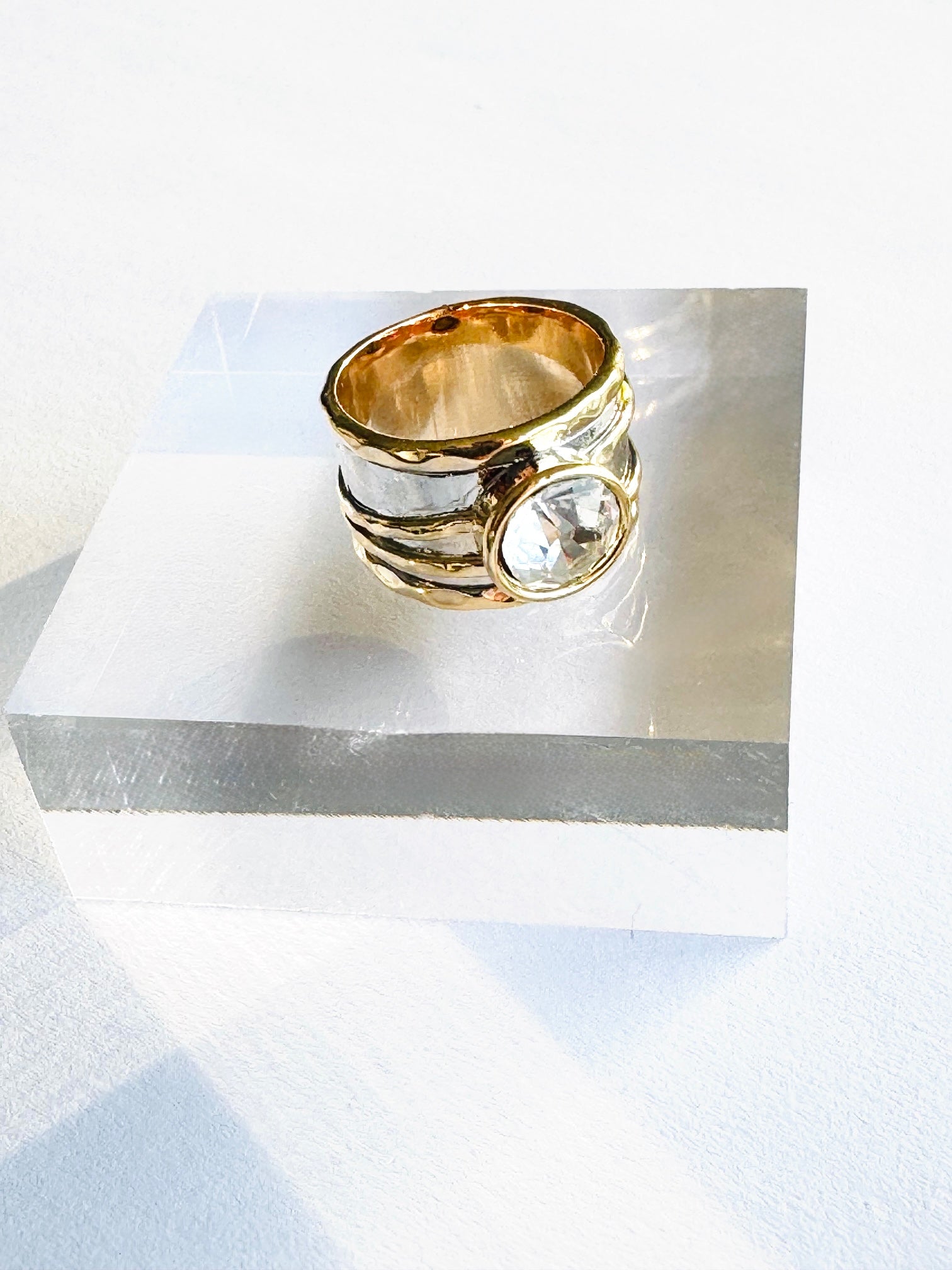 Anillo Grueso Martillado con Circonia