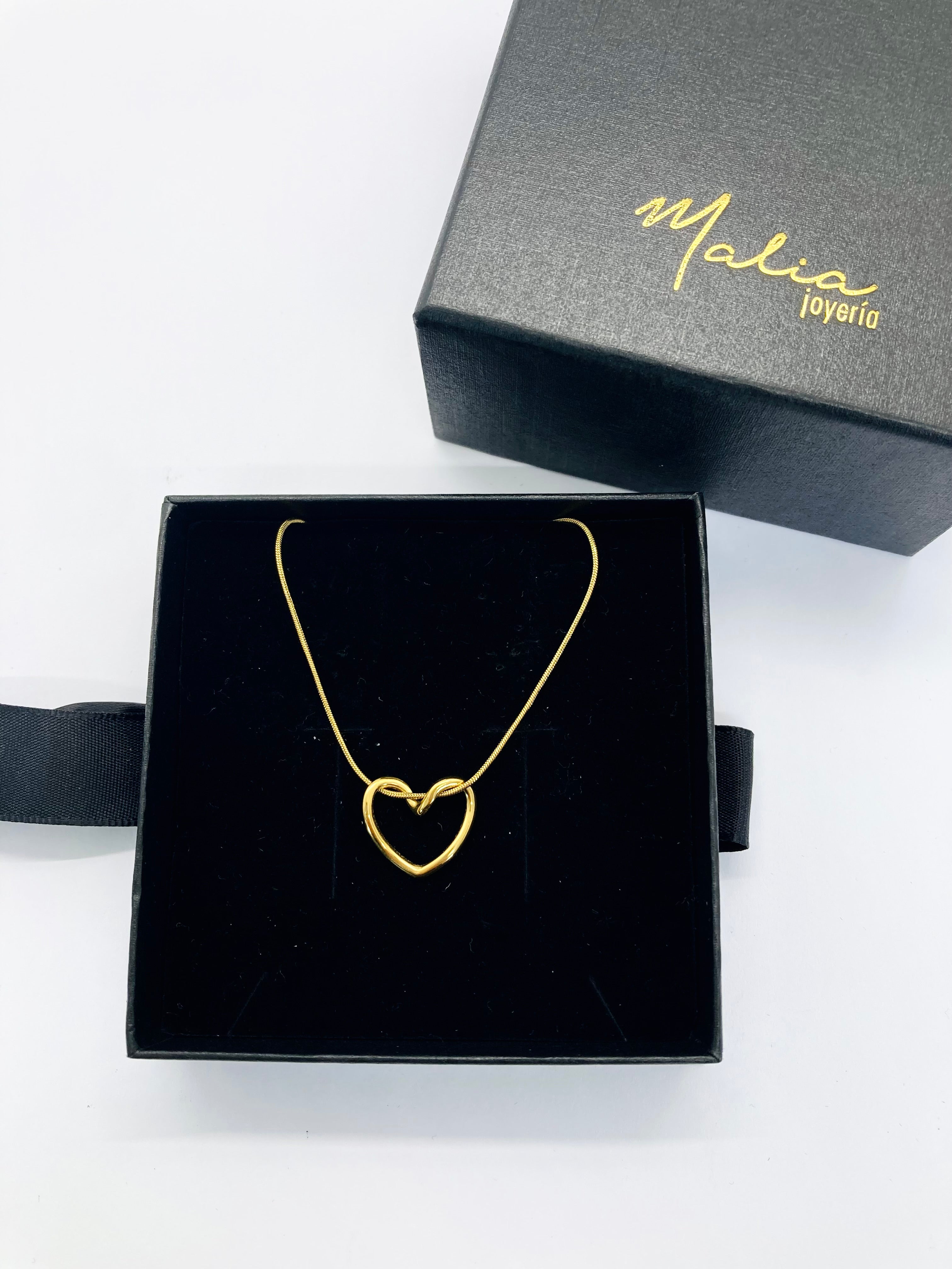 Collar Corazón Silueta en Chapa de Oro