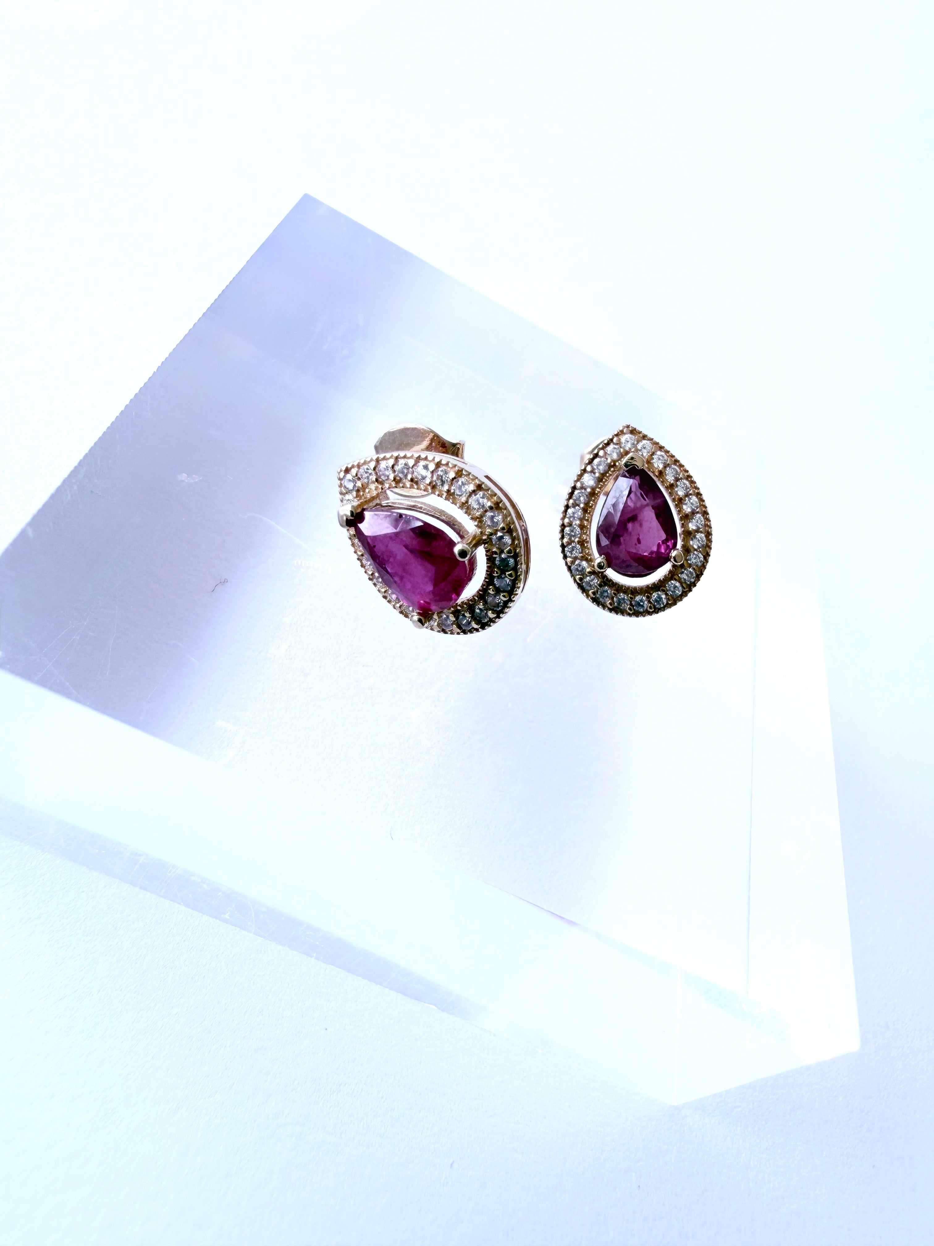 Aretes Costa Carmesí