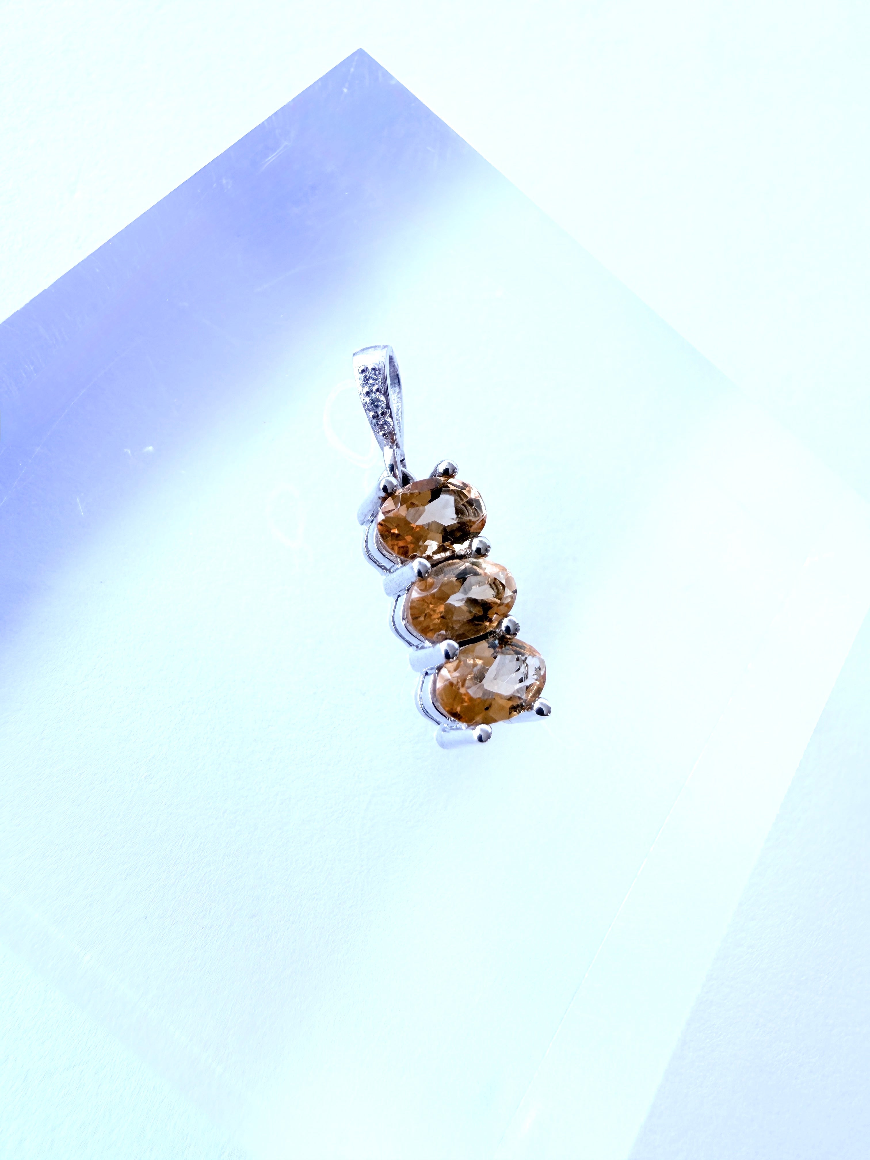 Charm Solsticio Topacio Plateado