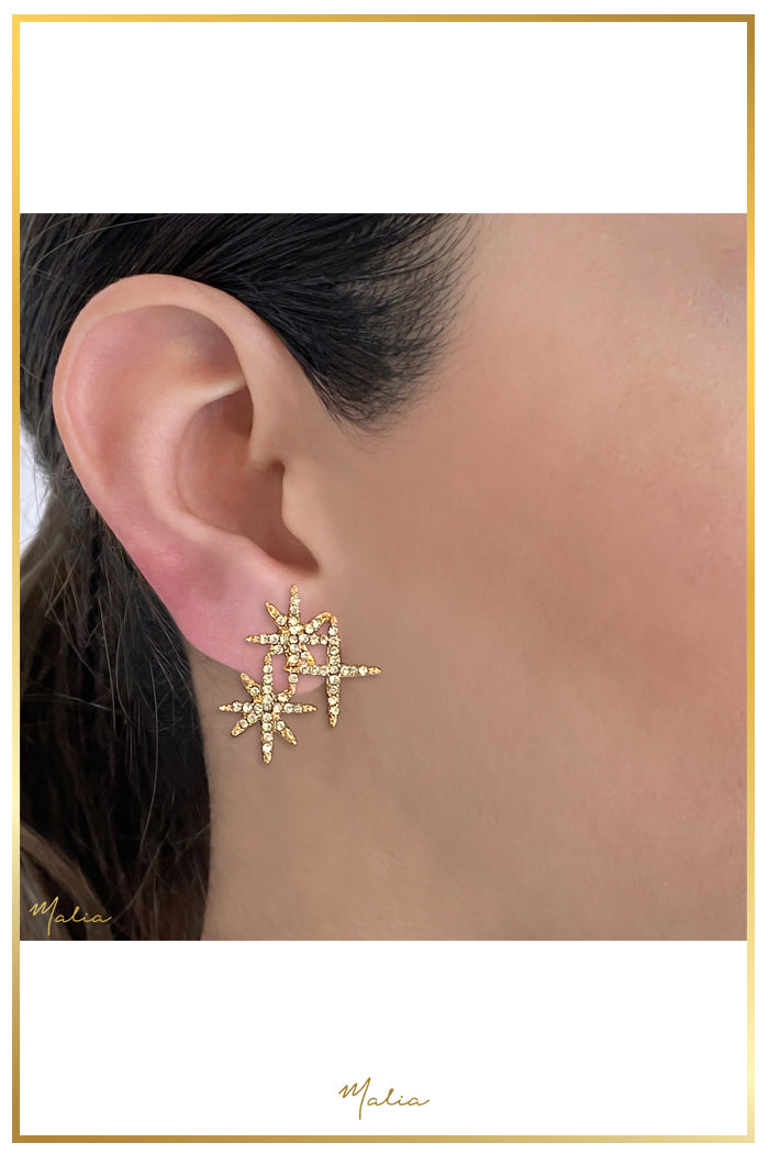 Aretes Estrellas Asimétricas con Circonias en Chapa de Oro