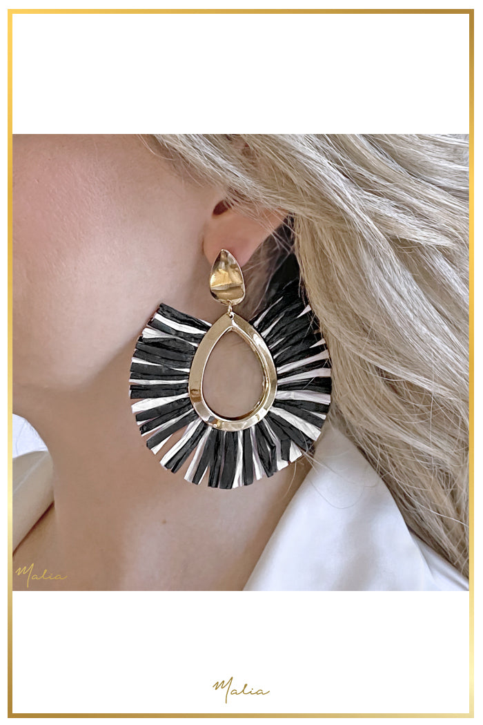 Aretes Raffia Blanco y Negro Grandes en Chapa de Oro