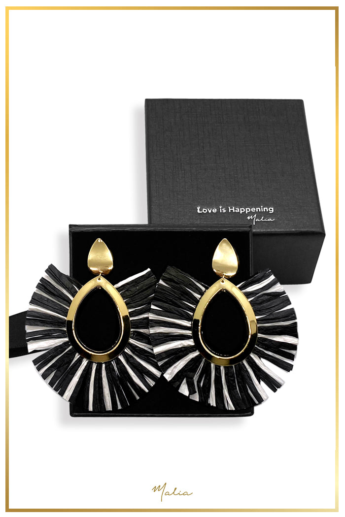 Aretes Raffia Blanco y Negro Grandes en Chapa de Oro