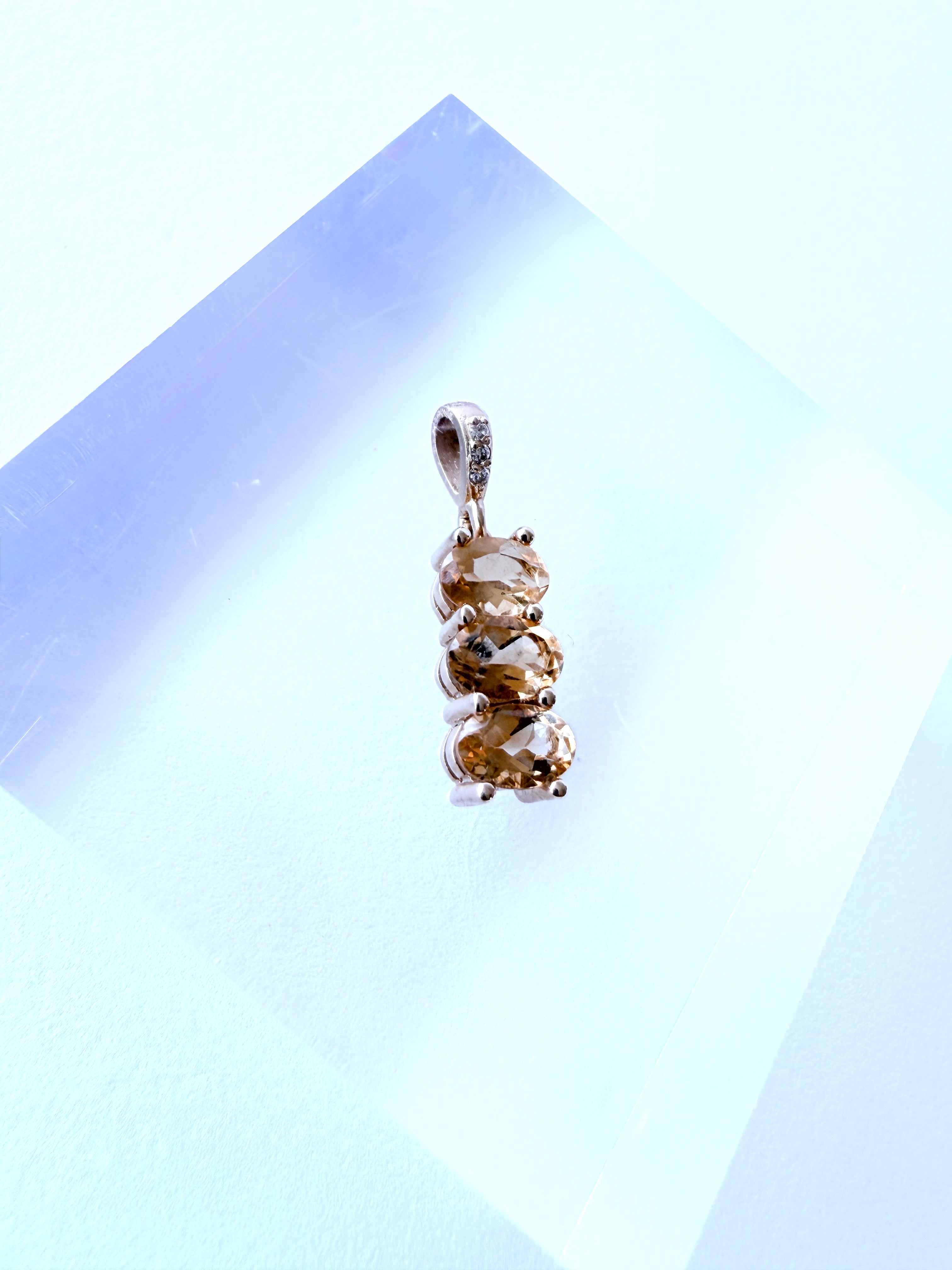 Charm Solsticio Topacio Dorado